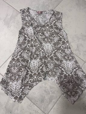SJS Gray and White Floral Scroll Tunic Top